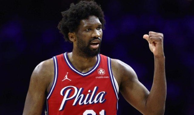  76人恩比德达成两万分里程碑  