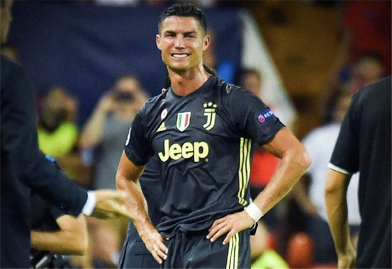  格拉利什争议红牌引热议，VAR判罚成焦点  