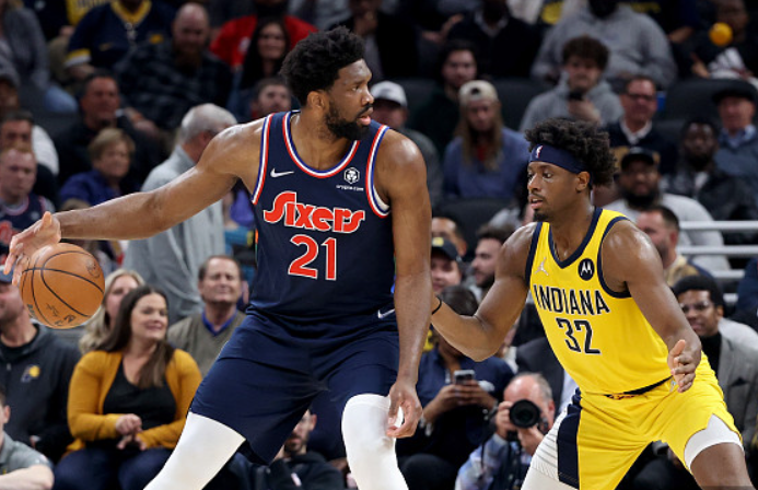  恩比德统治内线轰下四十分，七六人力克热火登顶东部  