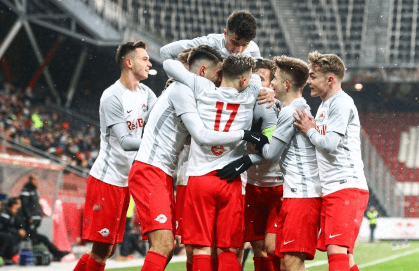  奥格斯堡防守漏洞百出，主场惨败于莱比锡红牛遭重创